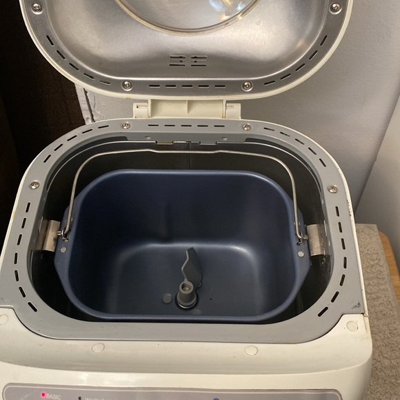 Bread maker/ toastmaster/5 bread type settings. Mixes and bakes all in one. - Picture 3 of 3